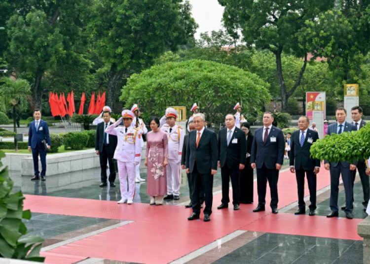 Президент ұлт қаһармандары монументіне және Хо Ши Миннің мавзолейіне гүл шоғын қойды