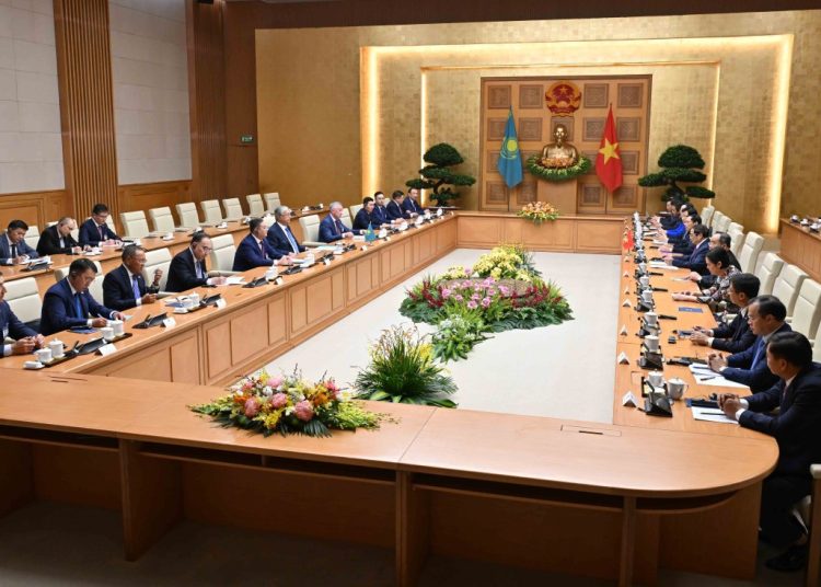 Президент Қасым-Жомарт Тоқаев Вьетнам Премьер-министрі Фам Минь Чиньмен кездесті