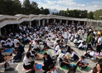 Алматылық 2000 астам оқушы бір мезетте тоғызқұмалақ ойнап Гиннес рекордын орнатты