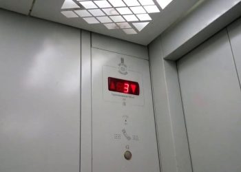 Семейде жүкті әйел тоқтап қалған лифтіде босанды