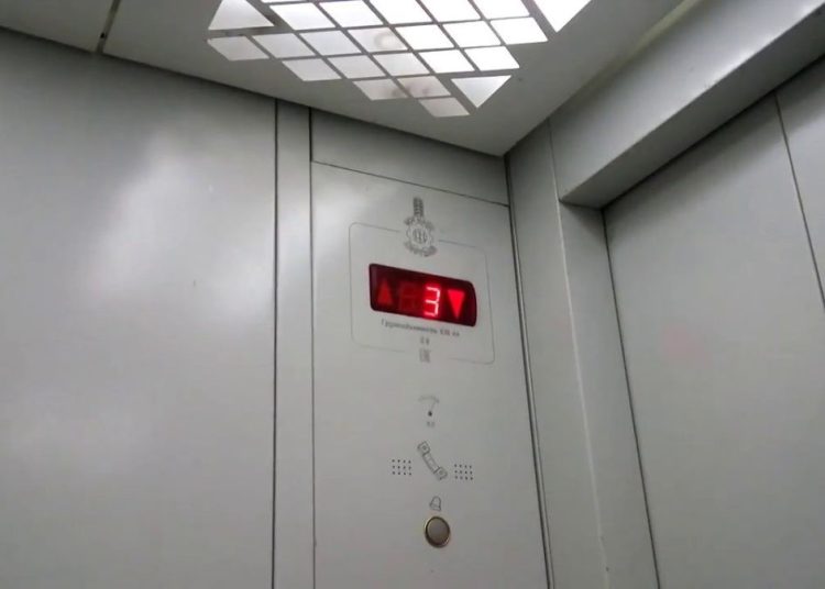 Семейде жүкті әйел тоқтап қалған лифтіде босанды