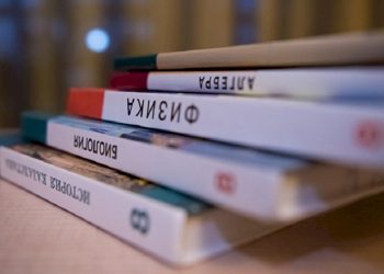 «Өздерің сатып алыңдар»: Шымкентте оқулық жетіспей жатыр