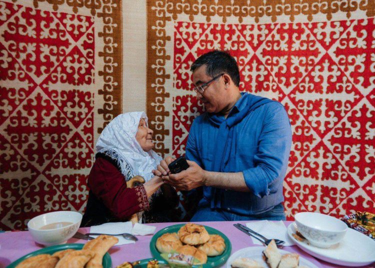 Абай облысының әкімі тұрғындарды отбасы мерекесімен құттықтады