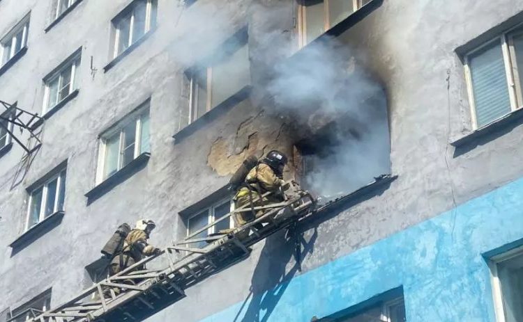 Өскеменде көпқабатты үйге қасақана өрт қойылған