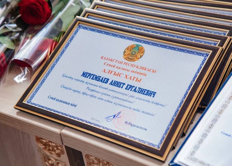 Республика күніне орай Семейде бірқатар азаматтар марапатталды