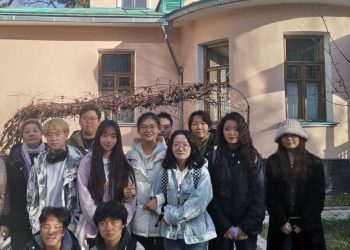 Шетелдік студенттер Мұхтар Әуезов мұражай-үйін аралады