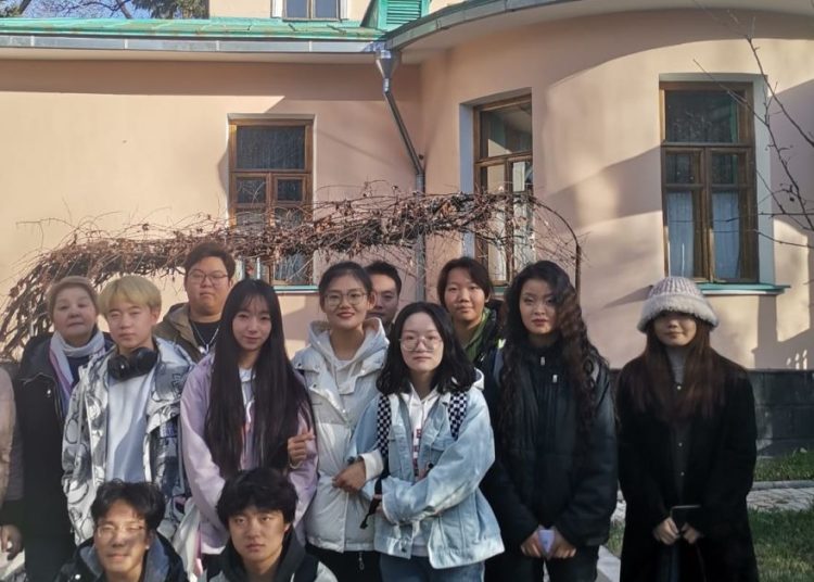 Шетелдік студенттер Мұхтар Әуезов мұражай-үйін аралады