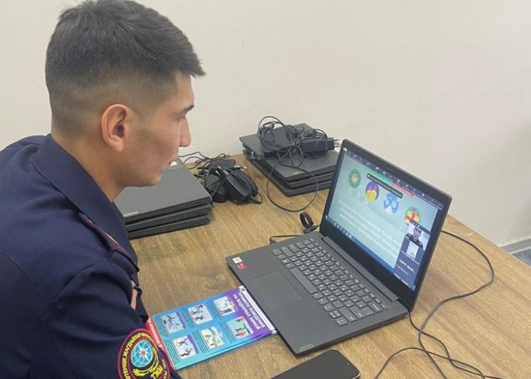 Семей қаласы Төтенше жағдайлар басқармасының қызметкерлері қысқы кезеңде су айдындарындағы қауіпсіздік шараларын еске салады