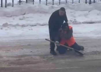 Астанада көше тазалаушысын тізерлетіп кешірім сұратқан ер адам қамауға алынды