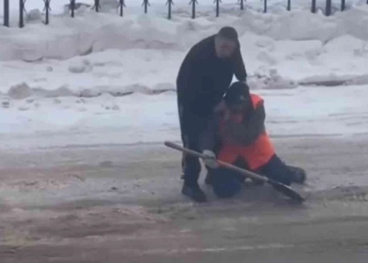 Астанада көше тазалаушысын тізерлетіп кешірім сұратқан ер адам қамауға алынды