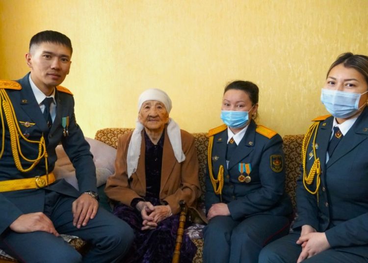 ЖАУЫНГЕРДІҢ АНАСЫНА ҚҰРМЕТ КӨРСЕТІЛДІ