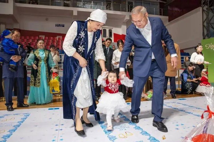 Бір мезетте 50 сәбидің тұсауы кесілді