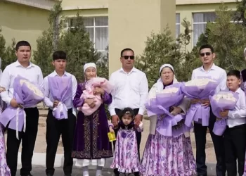 Ақтауда әйелді перзентханадан күйеуі мен енесі, 4 ұлы мен 2 келіні шығарып алды