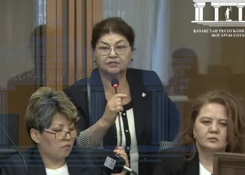 «Баламның құқығы бұзылады». Қуандық Бишімбаевтың анасы сотта сөз сөйледі