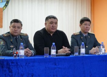 Семей әскерилері чемпионмен кездесті