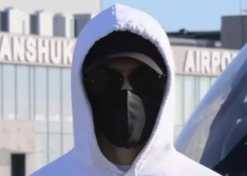 Бетперде киген жігіт Қазақстанда су тасқынынан зардап шеккендерге 1 миллион доллар бөледі