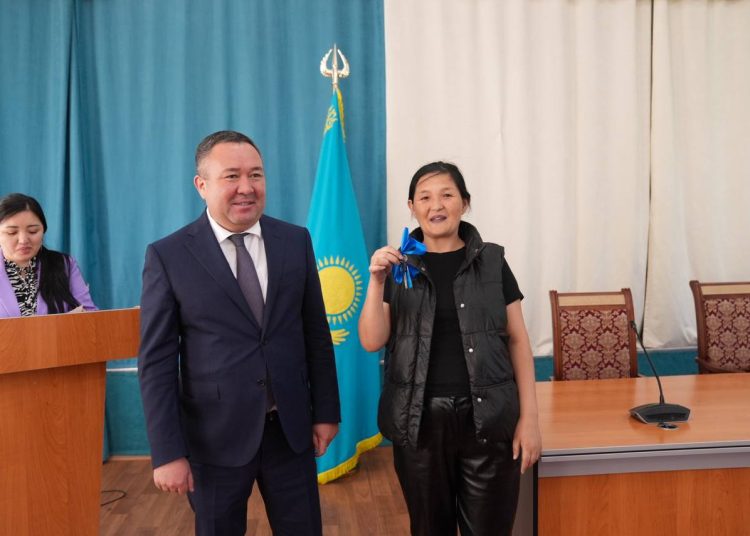 Апатты үйдің тұрғындарына қала әкімі пәтер кілттерін табыстады