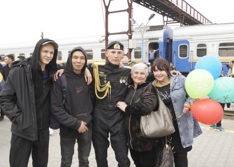 СЕМЕЙЛІКТЕР САРБАЗДАРДЫ САЛТАНАТТЫ ТҮРДЕ ҚАРСЫ АЛДЫ