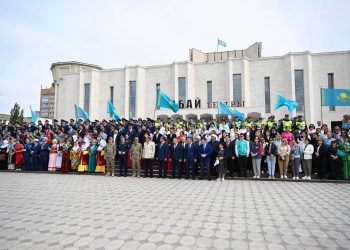Семейде 1000-нан астам адам Әнұранды бірге шырқады