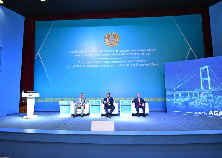 Абай облысында өңірдің әлеуметтік-экономикалық дамуы мәселелері жөнінде кеңейтілген кеңес өтуде