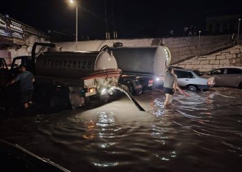 Қала көшелері жаңбыр суынан тазартылуда