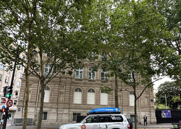 Көшпенділер Парижде: 5-ші Дүниежүзілік Көшпенділер ойындарының амбассадоры Францияға жетті