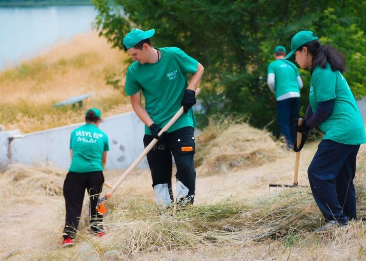 Абай облысында «Қаланы таза ұста!» экологиялық акциясы өтті: жастар мен Курчатов тұрғындары Ертіс жағалауын тазартты