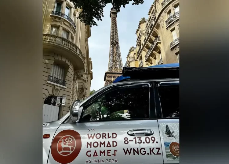 Көшпенділер Парижде: Ойынның амбассадоры көлікпен Францияға жетті