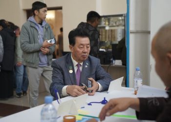 Семейде ең алғашқылардың бірі болып Халықаралық “Қазақ тілі” қоғамының Президенті Орал Шәріпбаев дауыс берді