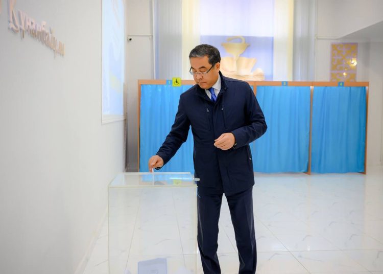 Аймақ басшысы референдумда дауыс берді