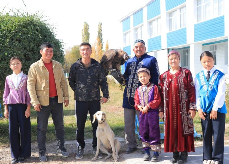 Көктерек ауылындағы сайлау учаскесіне Бүркітші Қайдаровтар отбасы келді