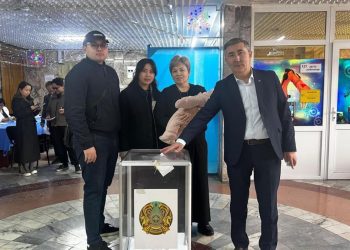 Мәслихат төрағасы референдумға отбасымен келді