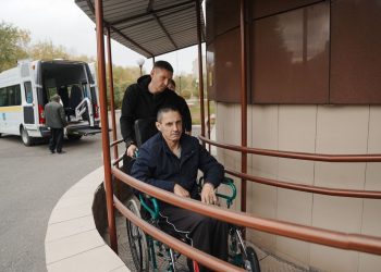 Семейде мүгедектігі бар жандар инвотакси арқылы сайлау учаскесіне келіп дауыс беруде