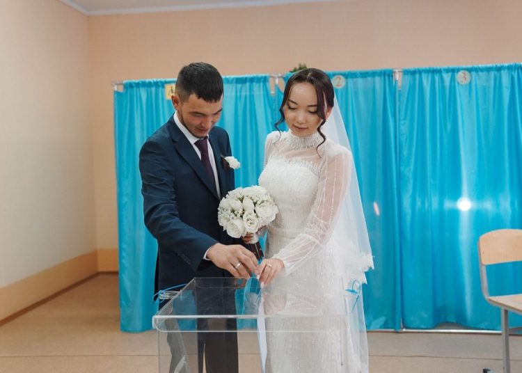 Семейде жас жұбайлар референдумға дауыс беруге келді