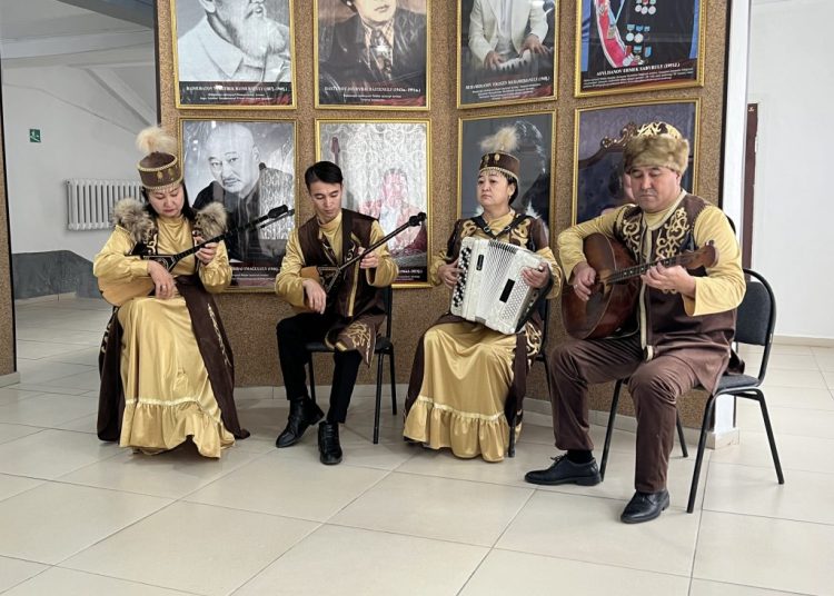 Бесқарағай ауданында сайлаушыларды мерекелік концертпен қарсы алды