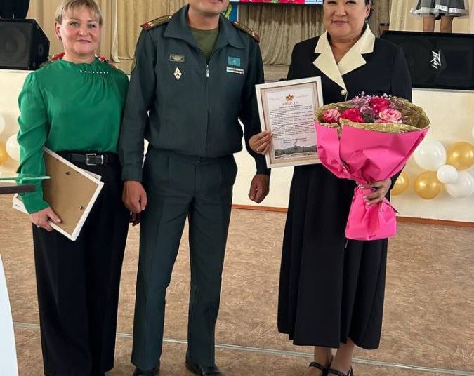 Семейдің әскерилері ұстаздарды құттықтады