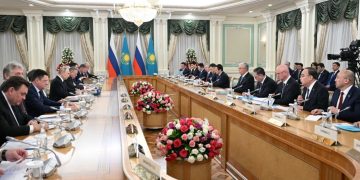 Мемлекет басшысы Ресей Президентімен кеңейтілген құрамда келіссөз жүргізді