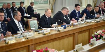 Владимир Путин Мәскеу мен Астана арасындағы ықпалдастық барлық бағыт бойынша белсенді өрбіп келе жатқанын мәлімдеді