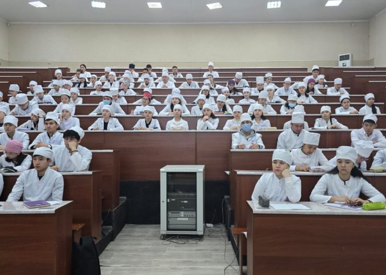 Этникалық әралуандық жағдайында ұлттық бірлікті сақтау мен нығайту: Семей университеттерінің тәжірибесі