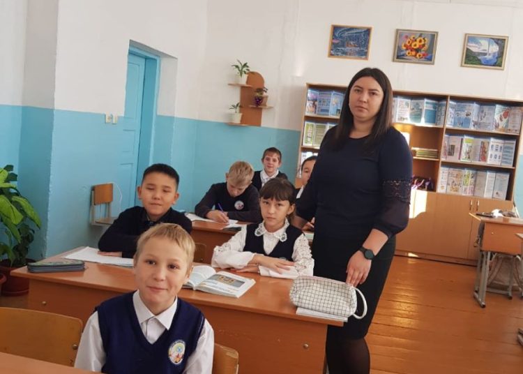 Білім саласындағы маманның еңбегі көпке үлгі