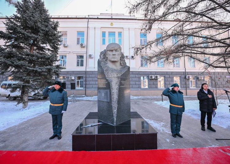 Семейде Қайрат Рысқұлбеков ескерткішіне гүл шоқтары қойылды