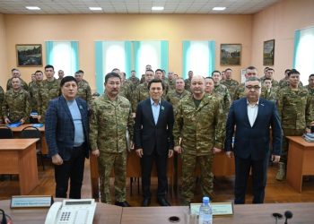 Абай гарнизонында Нұртай Сабильянов әскерилермен кездесті