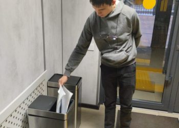 «КӨМЕКШІ»: АБАЙ ОБЛЫСЫНЫҢ СТУДЕНТТЕРІ ДАУЫСТЫҚ БАСҚАРУ ЖҮЙЕСІ БАР ИННОВАЦИЯЛЫҚ КОНТЕЙНЕРЛЕР ЖАСАДЫ