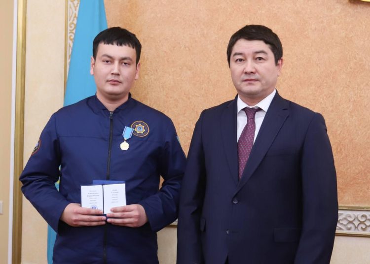 Маңғыстауда ұшақ апаты кезінде көмек көрсеткен азаматтар мемлекеттік наградалармен марапатталды