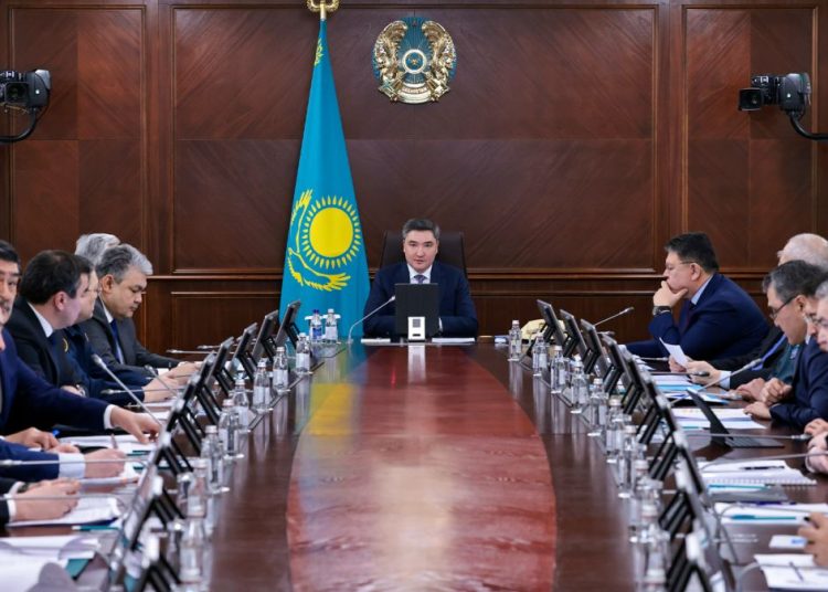 Олжас Бектенов су тасқынына қарсы шараларды үйлестіру жөніндегі республикалық штаб отырысын өткізді