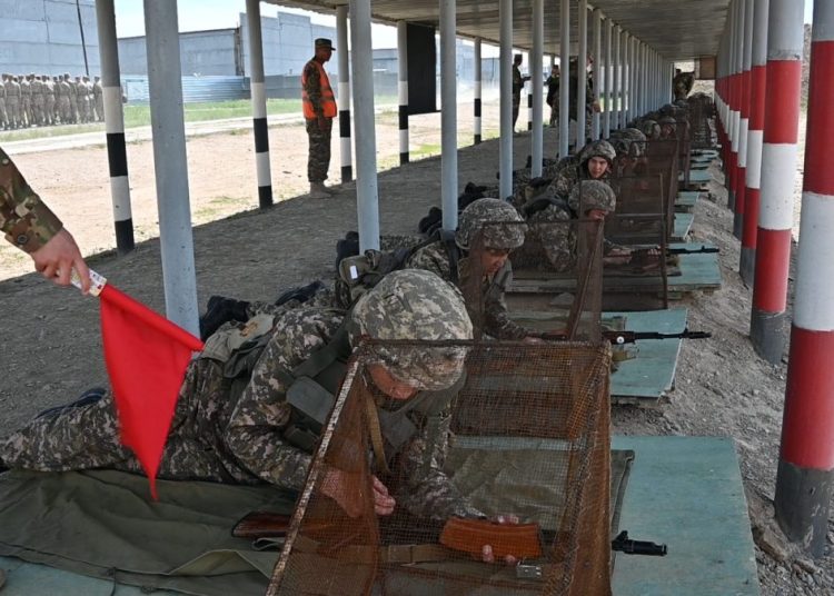 ЖАС САРБАЗДАР АЛҒАШҚЫ АТЫС ЖАТТЫҒУЫНА ҚАТЫСТЫ