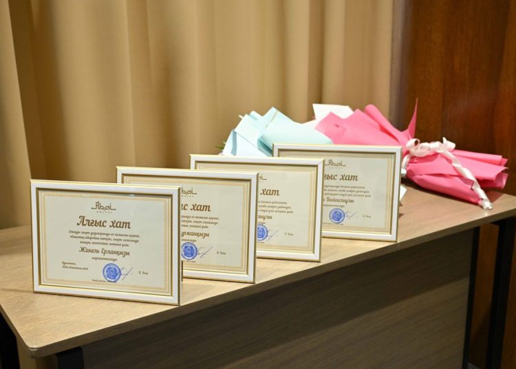 Семейлік чемпиондарға құрмет: Азияда топ жарған боксшылар марапатталды