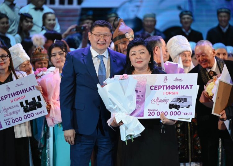 «Абай елі – өнер кеніші» байқауының жеңімпазына шағын автобус табысталды