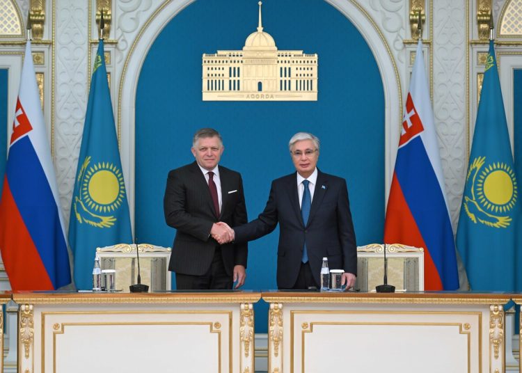 Мемлекет басшысы Қасым-Жомарт Тоқаев пен Словакия Премьер-министрі Роберт Фицо БАҚ өкілдері алдында сөз сөйледі