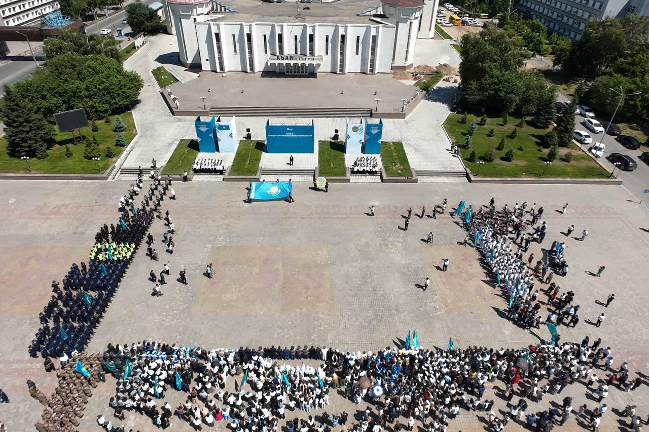 Семейде Мемлекеттік рәміздер күніне орай Ту көтеру рәсімі өтті